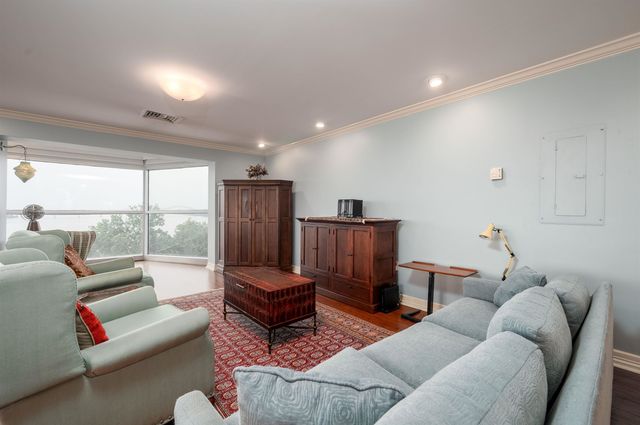 655 S Riverside Dr Apt 801, Memphis, TN 38103