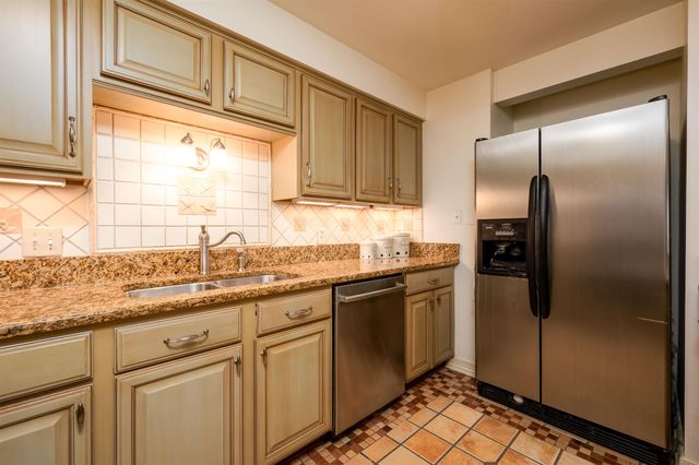 655 S Riverside Dr Apt 801, Memphis, TN 38103
