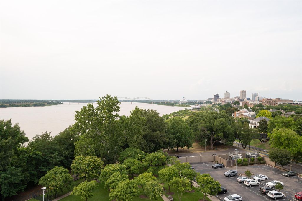 655 S Riverside Dr Apt 801, Memphis, TN 38103