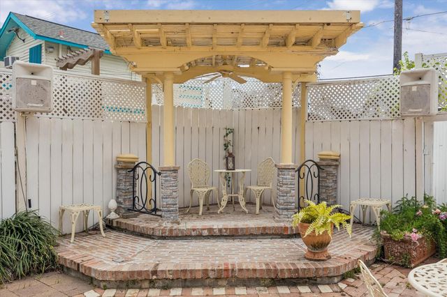 715 Broadway Street, Galveston, TX 77550