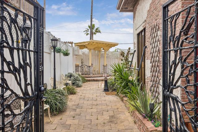 715 Broadway Street, Galveston, TX 77550