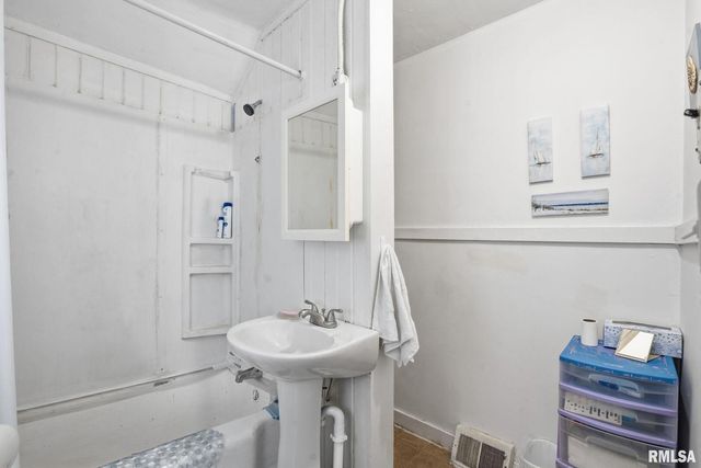 1918 6TH Avenue, Moline, IL 61265