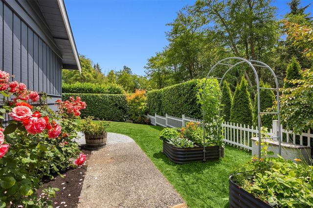 10430 NE Cascade Avenue, Bainbridge Island, WA 98110