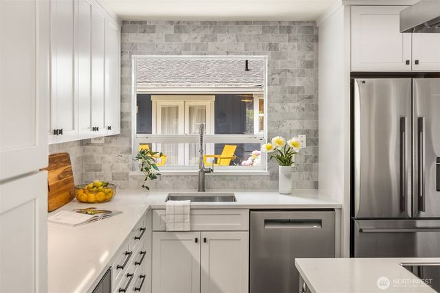 10430 NE Cascade Avenue, Bainbridge Island, WA 98110