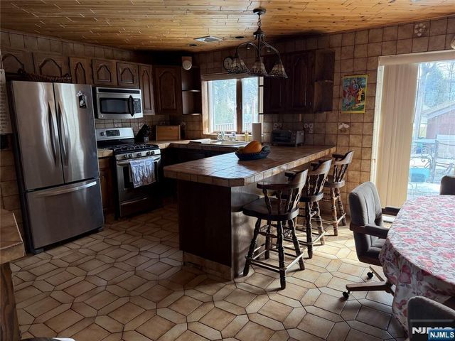 82 Birk Street, Saddle Brook, NJ 07663