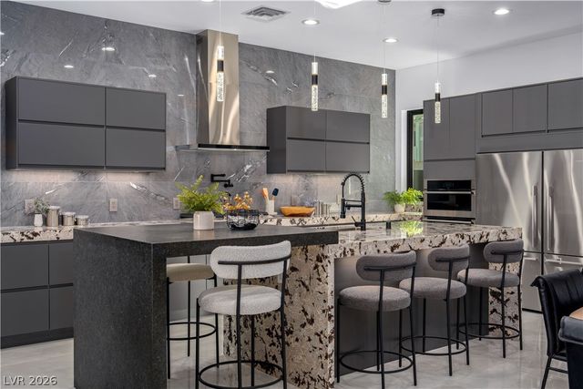 2824 Queens Courtyard Drive, Las Vegas, NV 89109