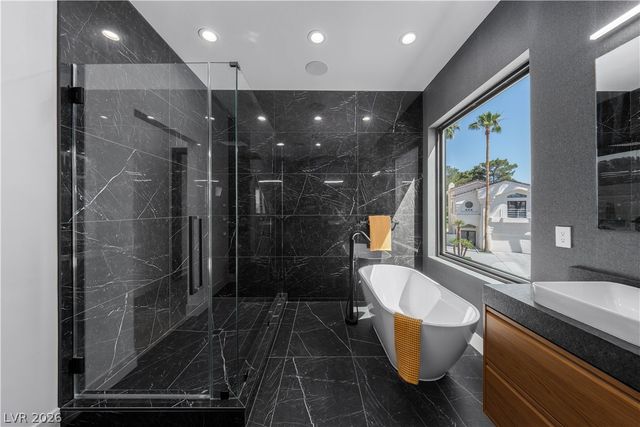 2824 Queens Courtyard Drive, Las Vegas, NV 89109