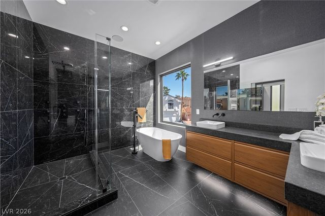 2824 Queens Courtyard Drive, Las Vegas, NV 89109