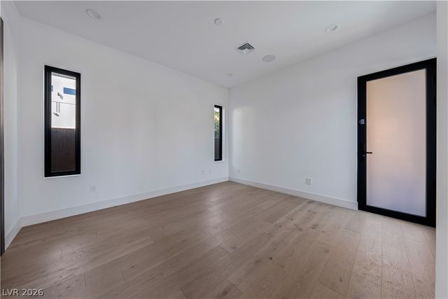 2824 Queens Courtyard Drive, Las Vegas, NV 89109
