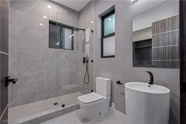 2824 Queens Courtyard Drive, Las Vegas, NV 89109