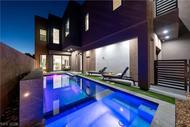2824 Queens Courtyard Drive, Las Vegas, NV 89109