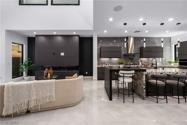 2824 Queens Courtyard Drive, Las Vegas, NV 89109