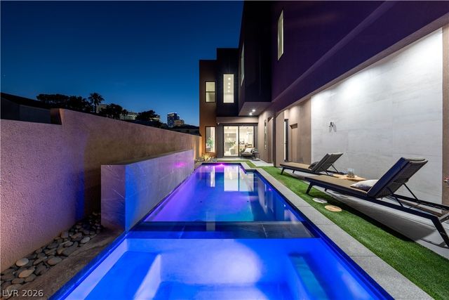 2824 Queens Courtyard Drive, Las Vegas, NV 89109