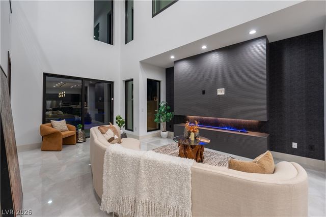 2824 Queens Courtyard Drive, Las Vegas, NV 89109