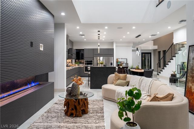 2824 Queens Courtyard Drive, Las Vegas, NV 89109
