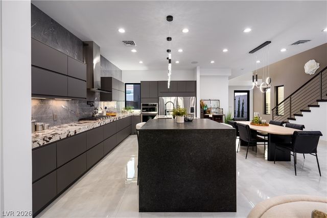 2824 Queens Courtyard Drive, Las Vegas, NV 89109