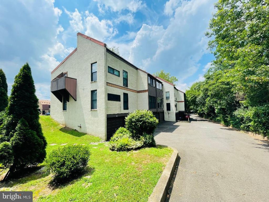 233 TOWNSHIP LINE RD #4C, Elkins Park, PA 19027
