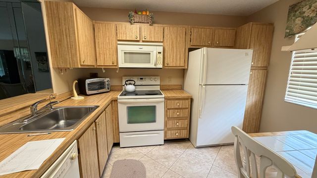 6865 Huntington Lane 203, Delray Beach, FL 33446