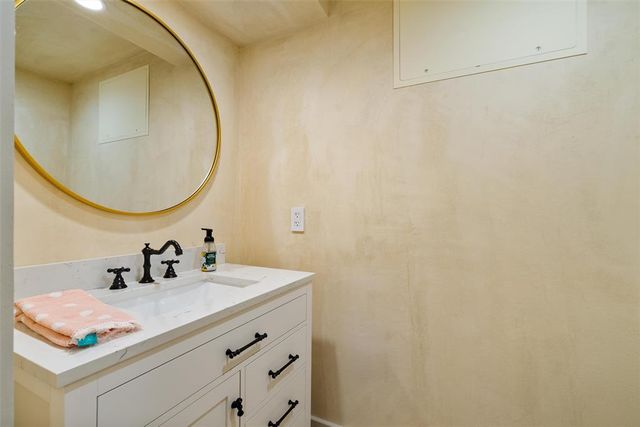 1202 Larchmont Lane, Nichols Hills, OK 73116