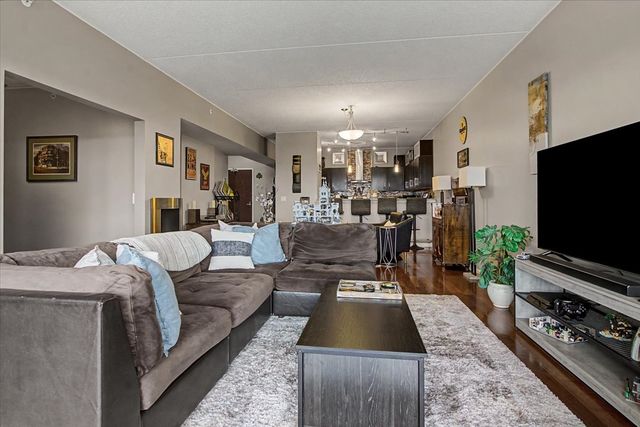 6420 Double Eagle Drive 501, Woodridge, IL 60517