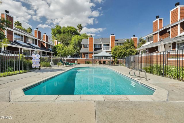 19431 Sherman Way 6, Reseda, CA 91335