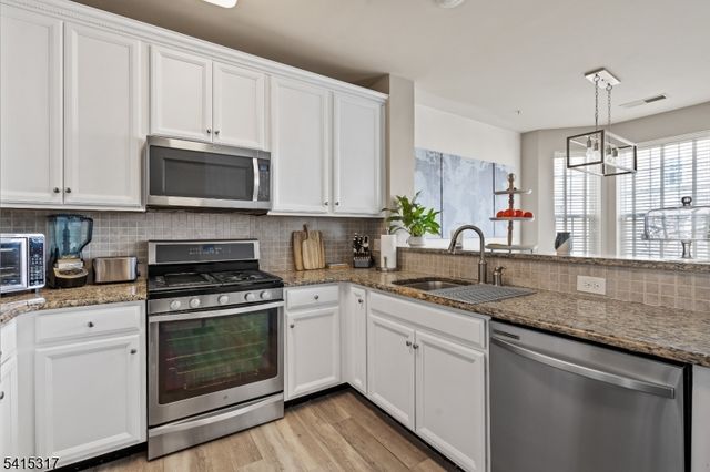 75 Wesmont Dr, Wood-ridge Boro, NJ 07075