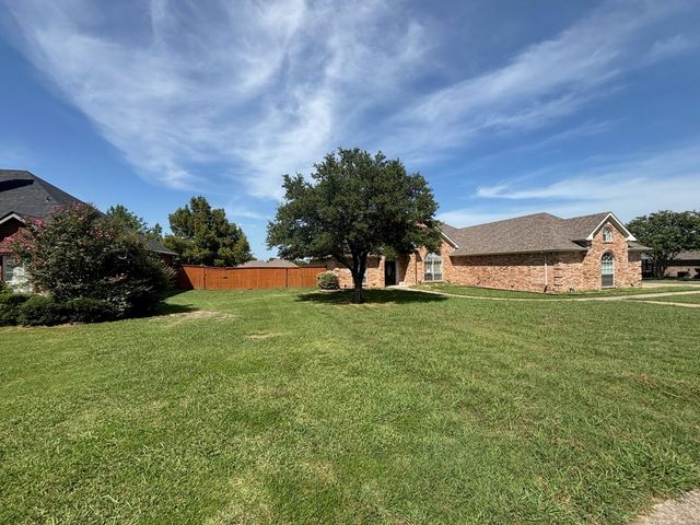 1225 E Remington Park Drive, Talty, TX 75160