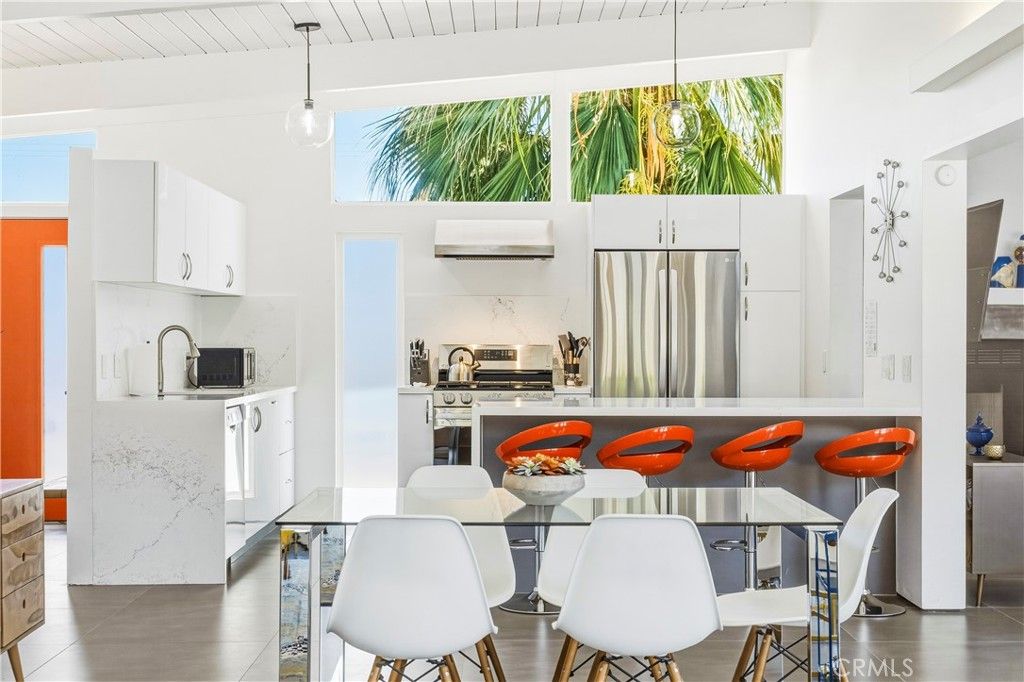 Image 11 of property listing at 302 E Racquet Club Drive, Palm Springs, CA 92262