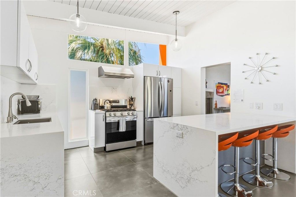 Image 7 of property listing at 302 E Racquet Club Drive, Palm Springs, CA 92262