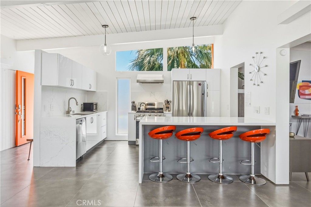 Image 8 of property listing at 302 E Racquet Club Drive, Palm Springs, CA 92262