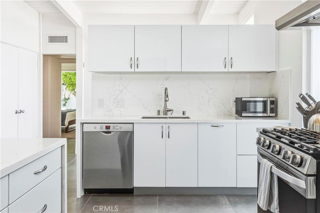 Image 9 of property listing at 302 E Racquet Club Drive, Palm Springs, CA 92262