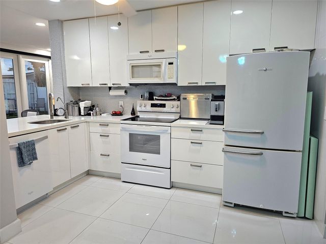 3680 NE 16th Avenue, Oakland Park, FL 33334