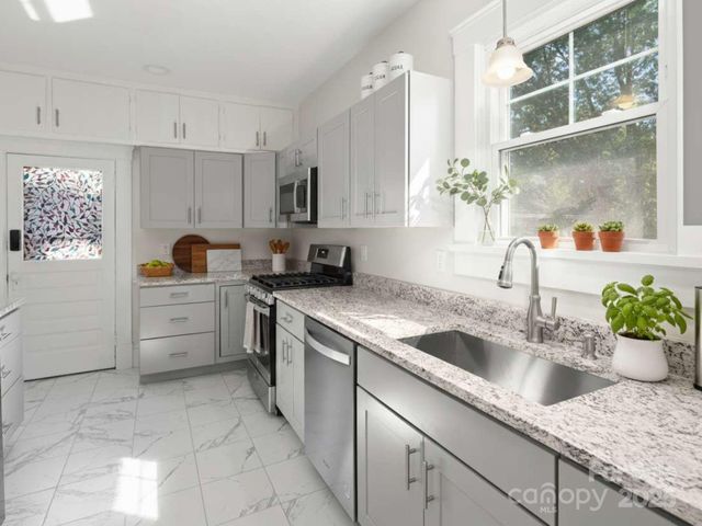 10 Madison Avenue, Asheville, NC 28801