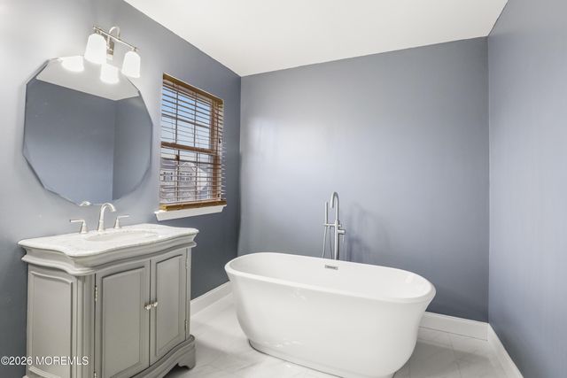 10 Winged Foot Drive, Manalapan, NJ 07726