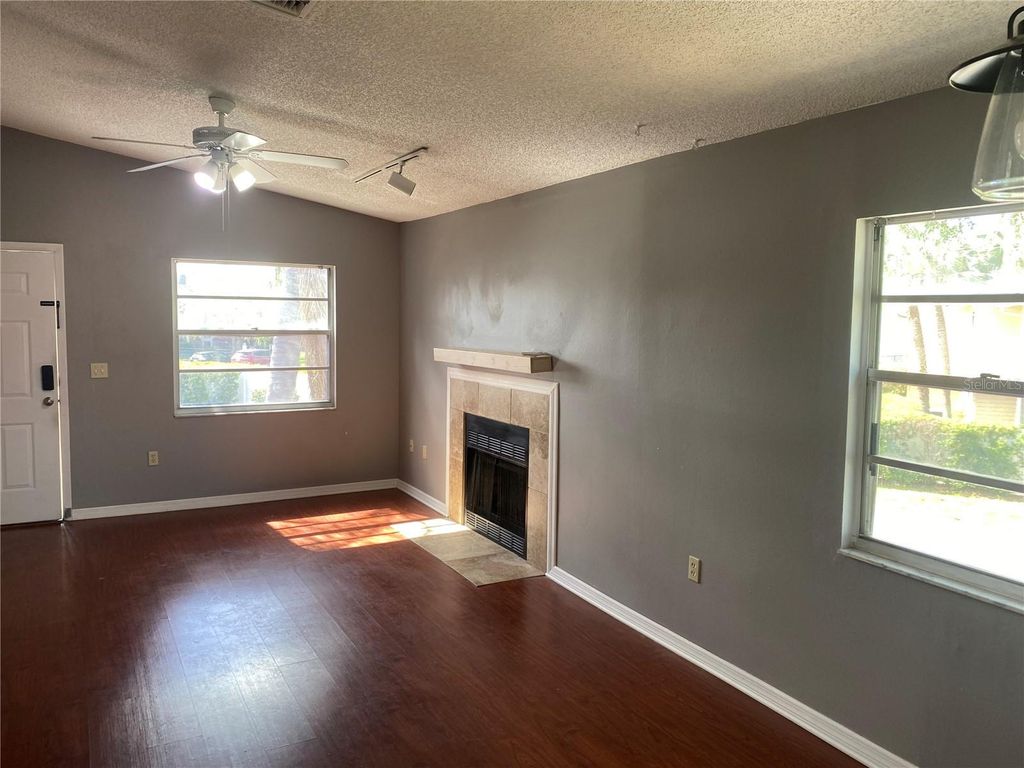 Image 3 of property listing at 3535 59TH AVENUE W 3535, Bradenton, FL 34210