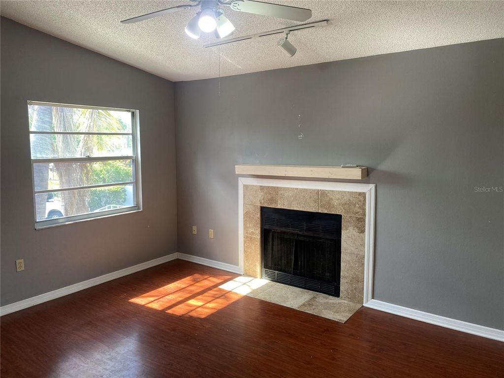 Image 4 of property listing at 3535 59TH AVENUE W 3535, Bradenton, FL 34210