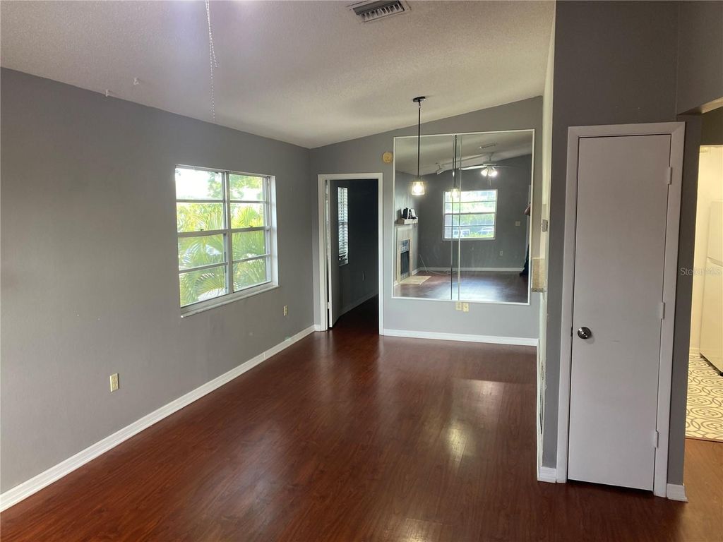 Image 5 of property listing at 3535 59TH AVENUE W 3535, Bradenton, FL 34210
