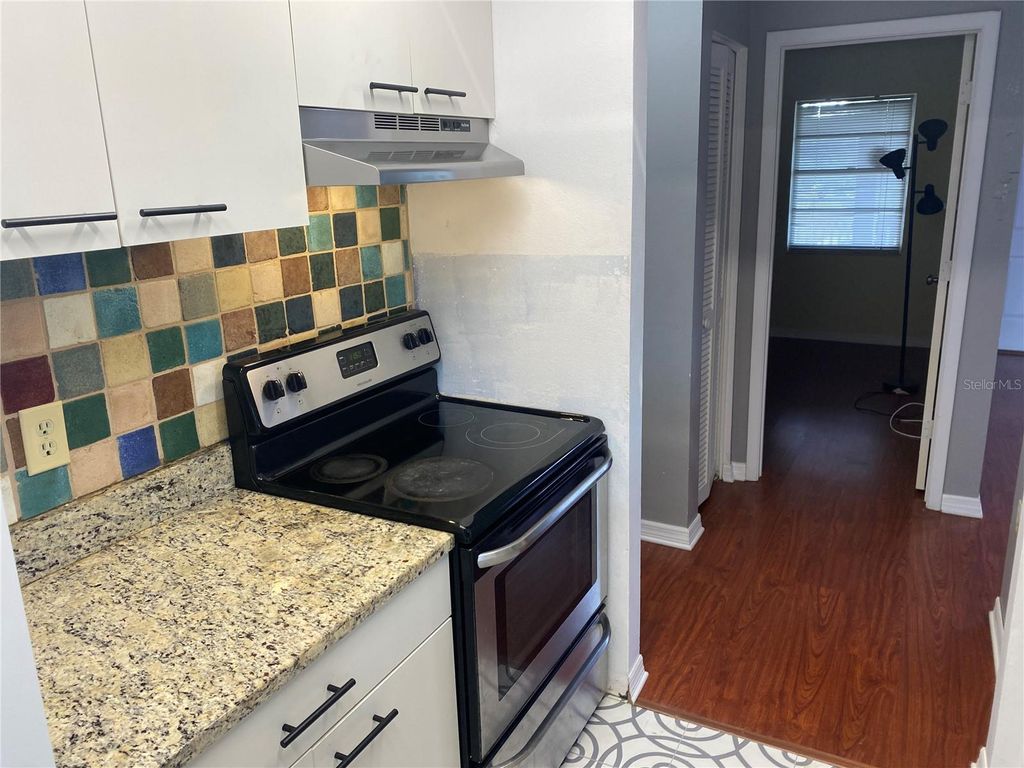 Image 8 of property listing at 3535 59TH AVENUE W 3535, Bradenton, FL 34210