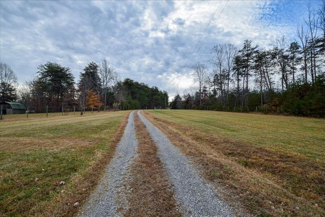 1214 Evelyn DR, Huddleston, VA 24104