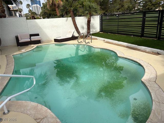 940 Vegas Valley Drive, Las Vegas, NV 89109