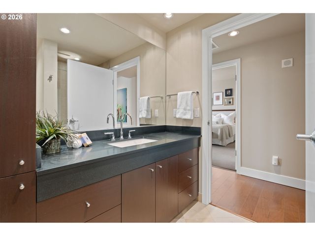 1930 S RIVER Dr 1003, Portland, OR 97201