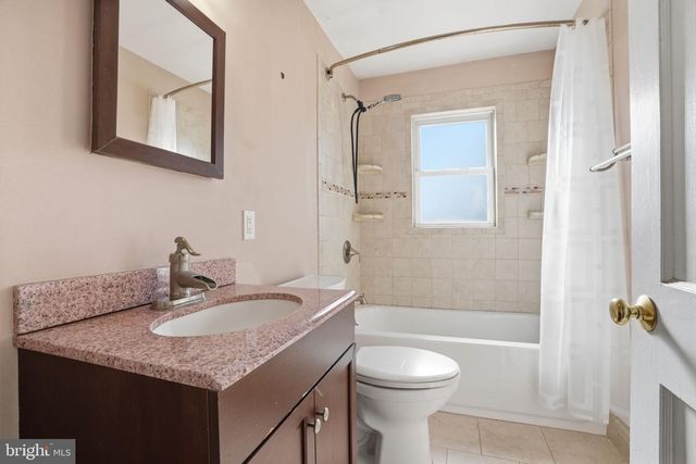 625 HILLCREST AVE, Morrisville, PA 19067