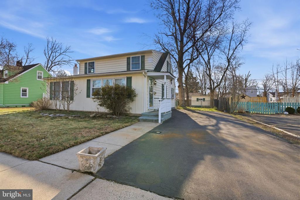 625 HILLCREST AVE, Morrisville, PA 19067