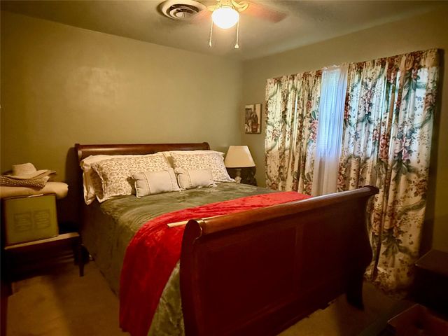 106 San Jacinto ST, Lockhart, TX 78644