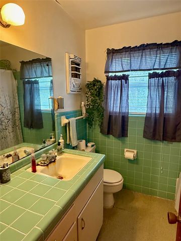 106 San Jacinto ST, Lockhart, TX 78644