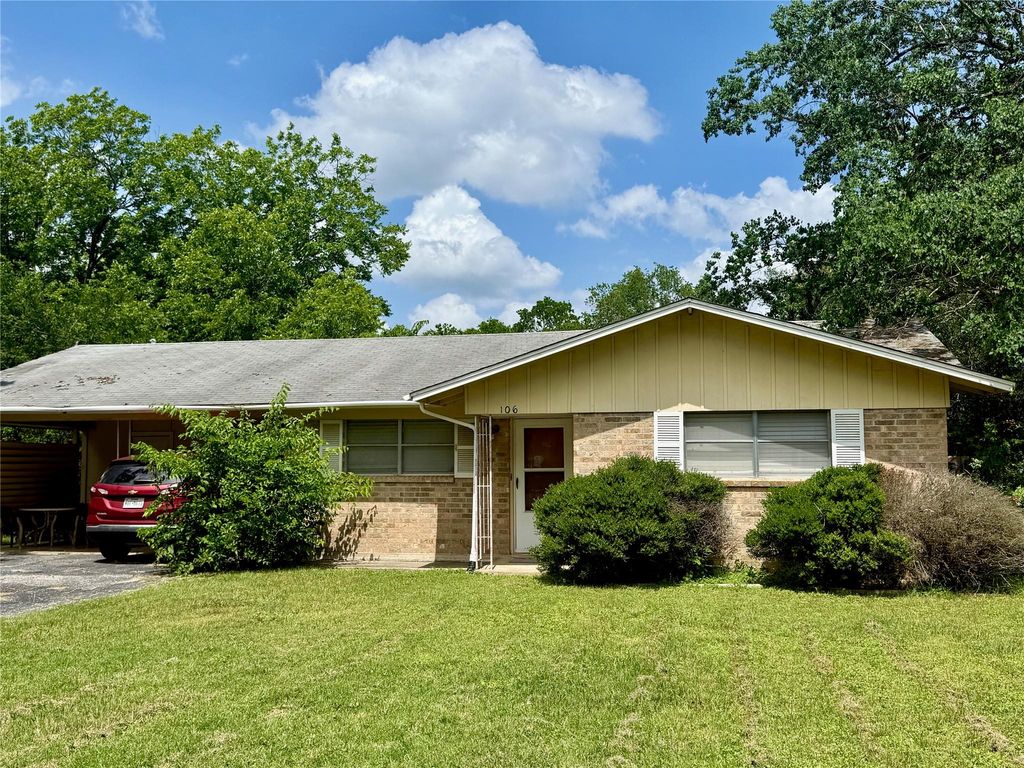 106 San Jacinto ST, Lockhart, TX 78644