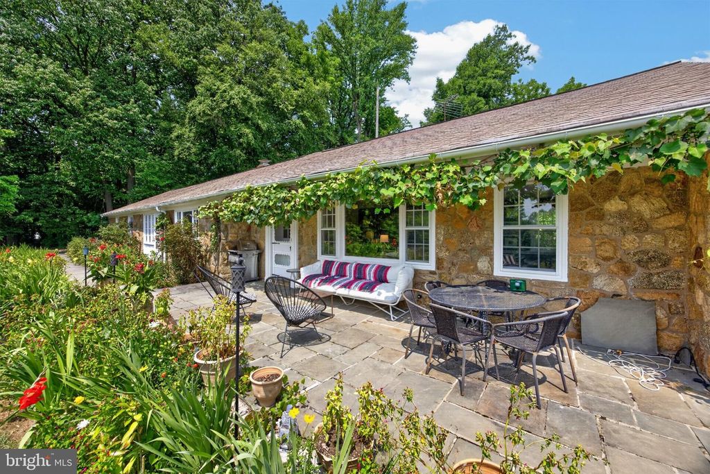 1015 CHESTER SPRINGS RD, Phoenixville, PA 19460