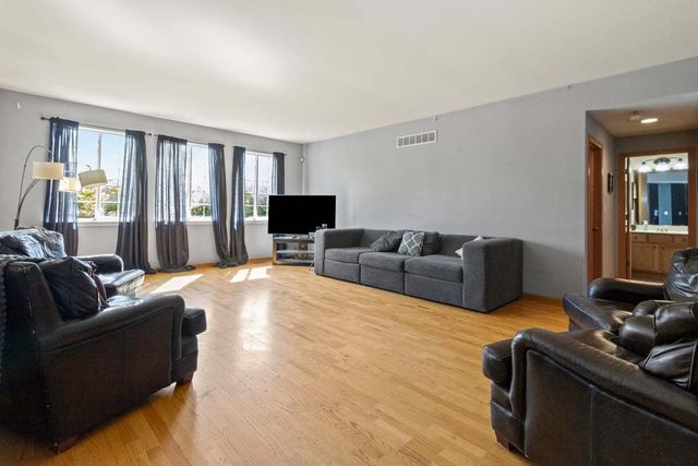 7720 Mossheather Drive, Joliet, IL 60431