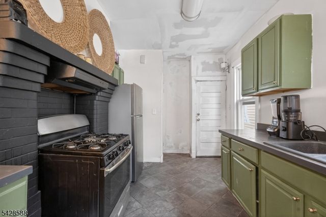 52 Clifford St, East Orange City, NJ 07018
