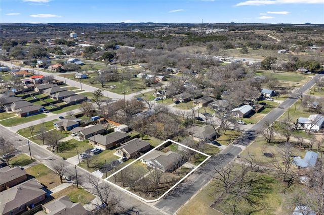 1209 E Avenue F, Lampasas, TX 76550